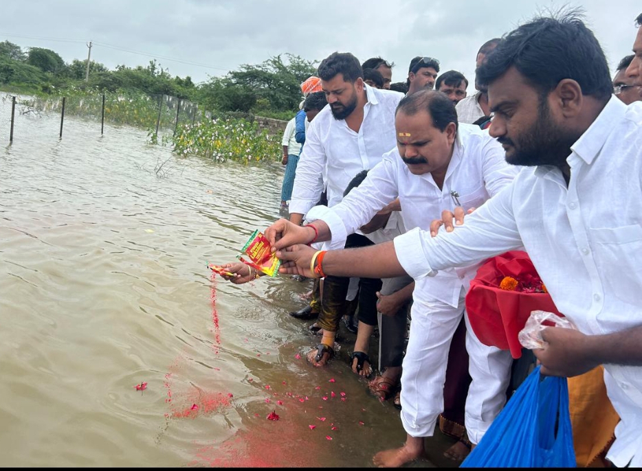 చించోడు బ్రహ్మ చెరువు గంగమ్మ తల్లికి పూజలు నిర్వహించిన ఎమ్మెల్యే వీర్లపల్లి శంకర్