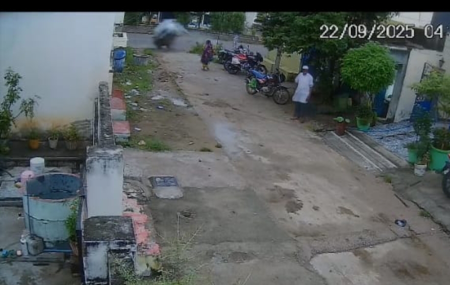 అదుపుతప్పి కారు బోల్తా.. ప్రమాదంలో ఒకరు మృతి మరొకరికి తీవ్ర గాయాలు