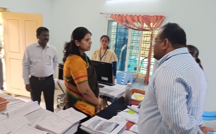 నామినేషన్ల స్వీకరణ కేంద్రాలను సందర్శించిన కలెక్టర్ ఇలా త్రిపాఠీ